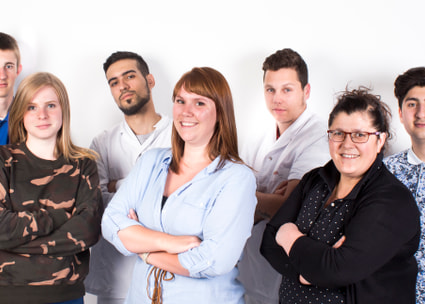 Gruppenfoto mit jungen Lernenden Foto di gruppo di apprendisti